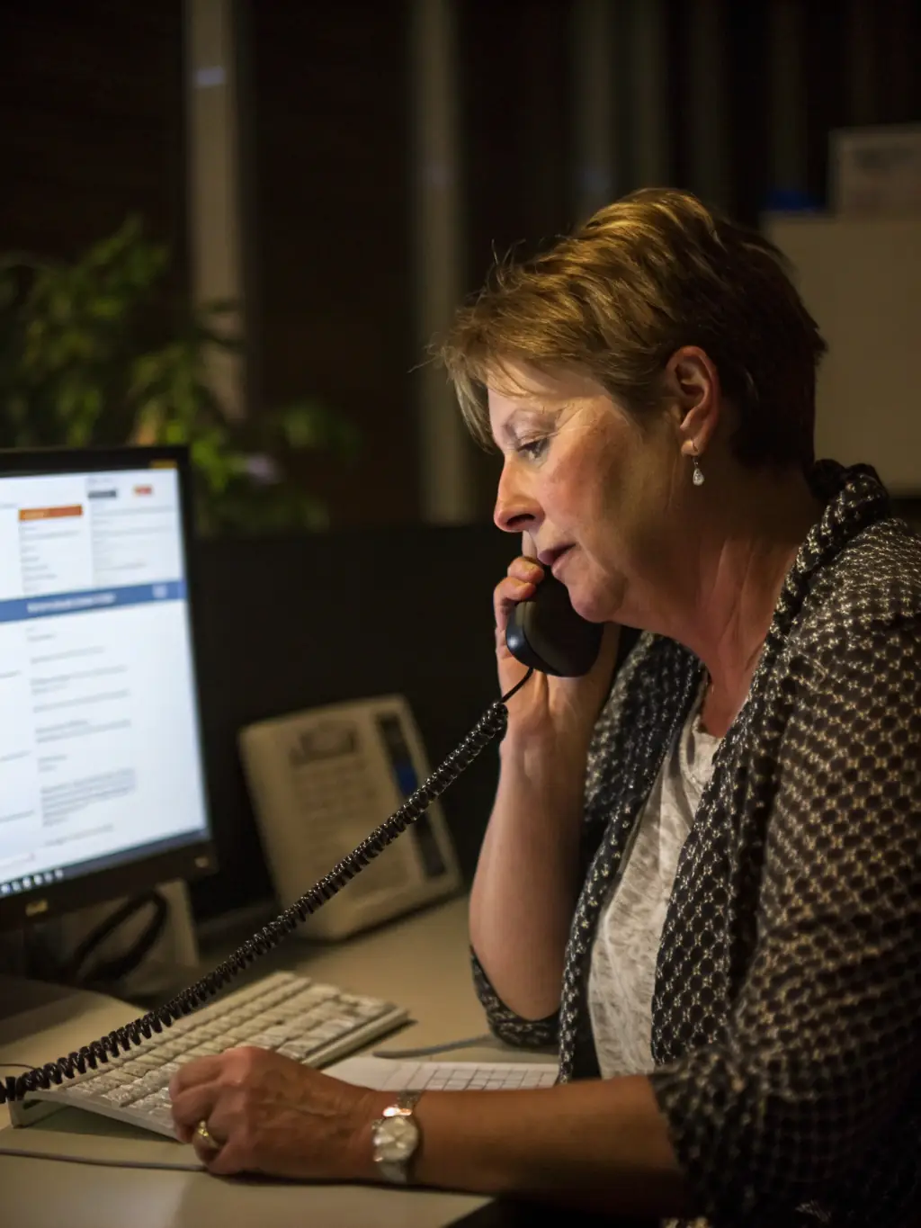 An image depicting a help desk support agent assisting a client remotely, showcasing responsive and reliable IT support services.